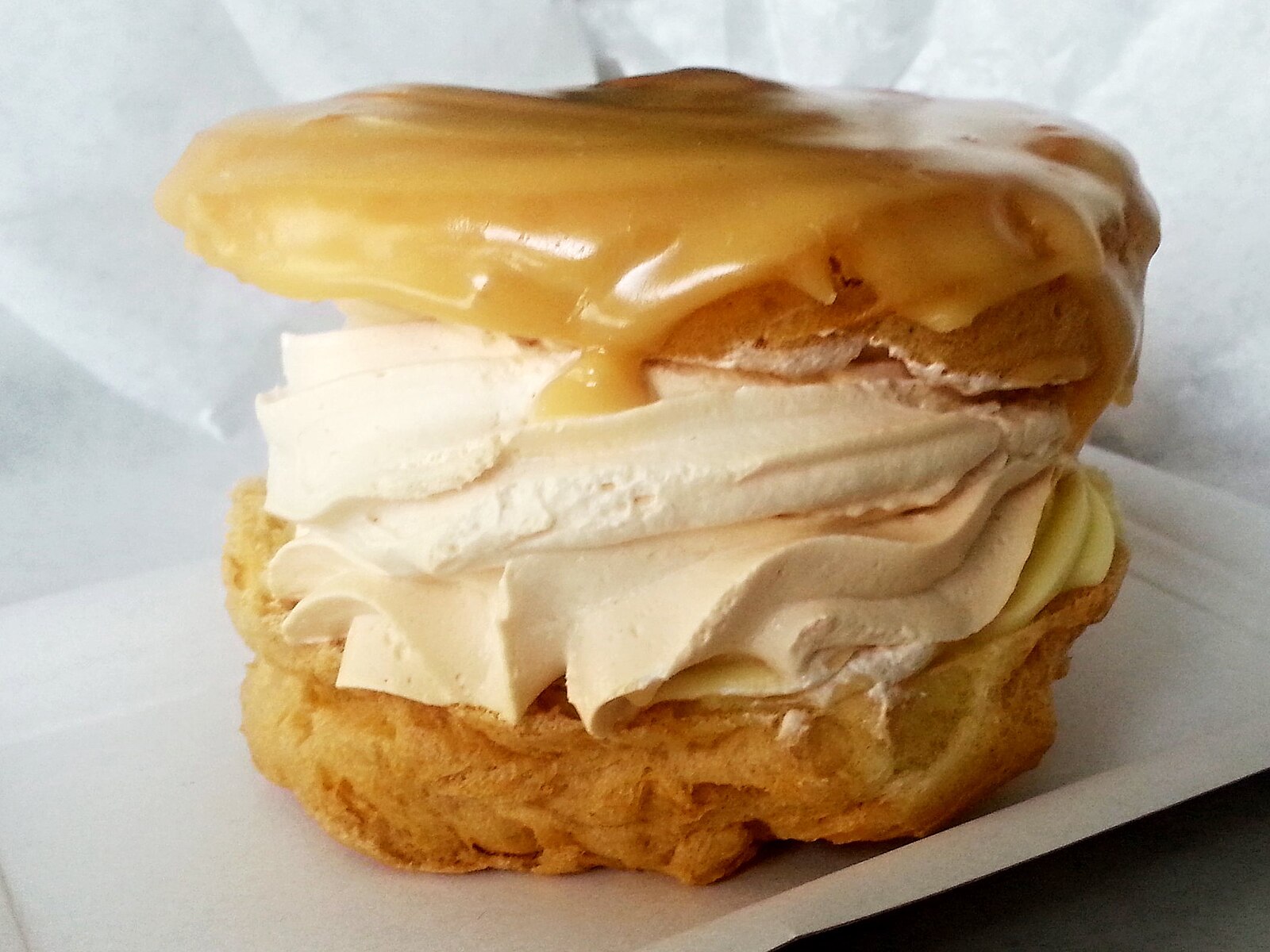 シュー生地を絞る様子