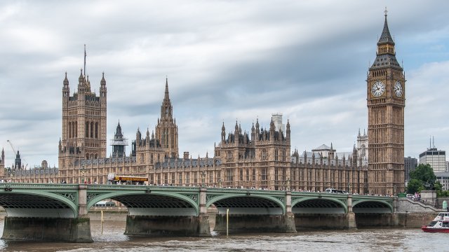 テムズ川越しに見るビッグベンと英国国会議事堂