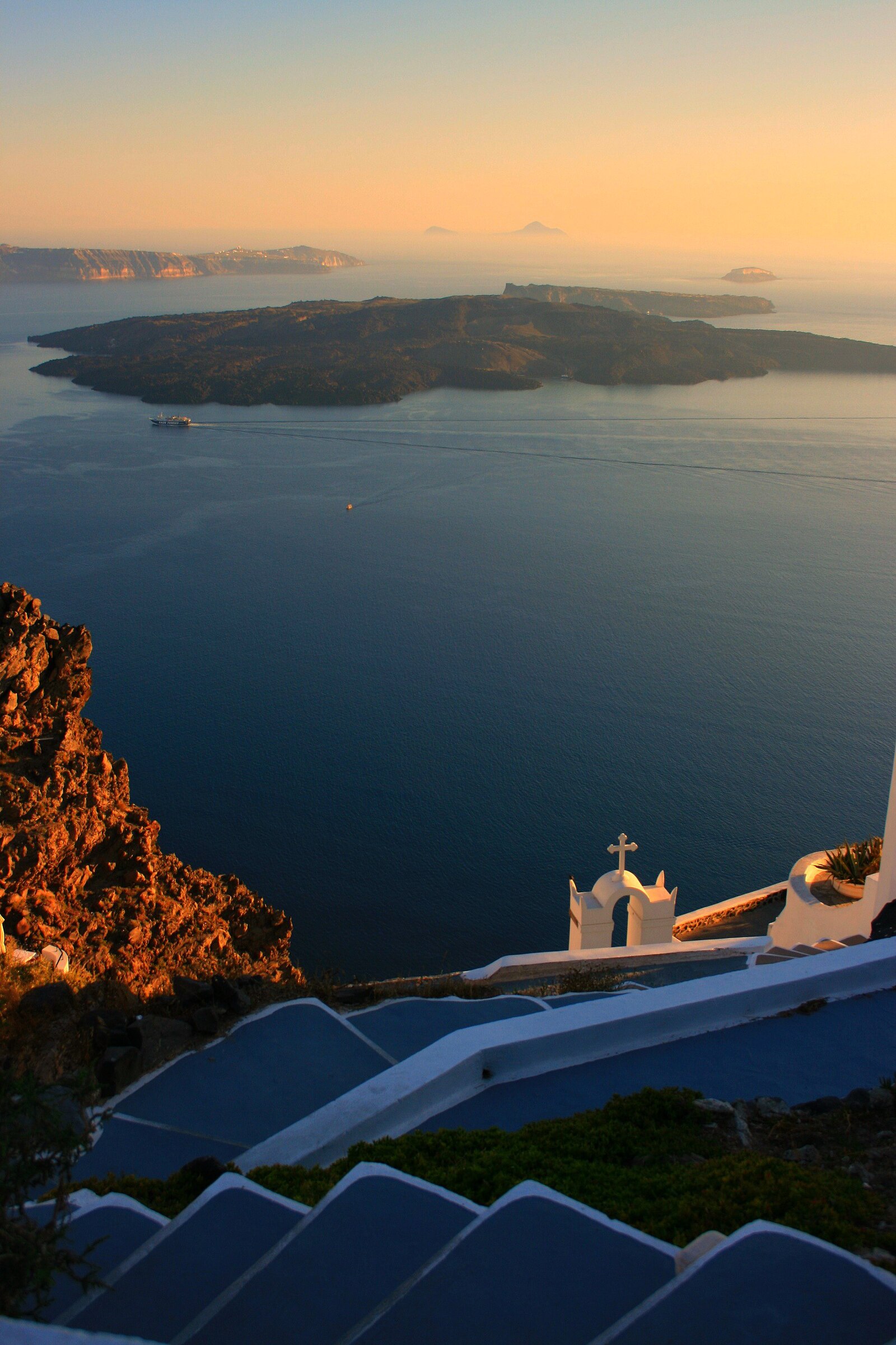 火山島ネアカメニの荒涼とした風景