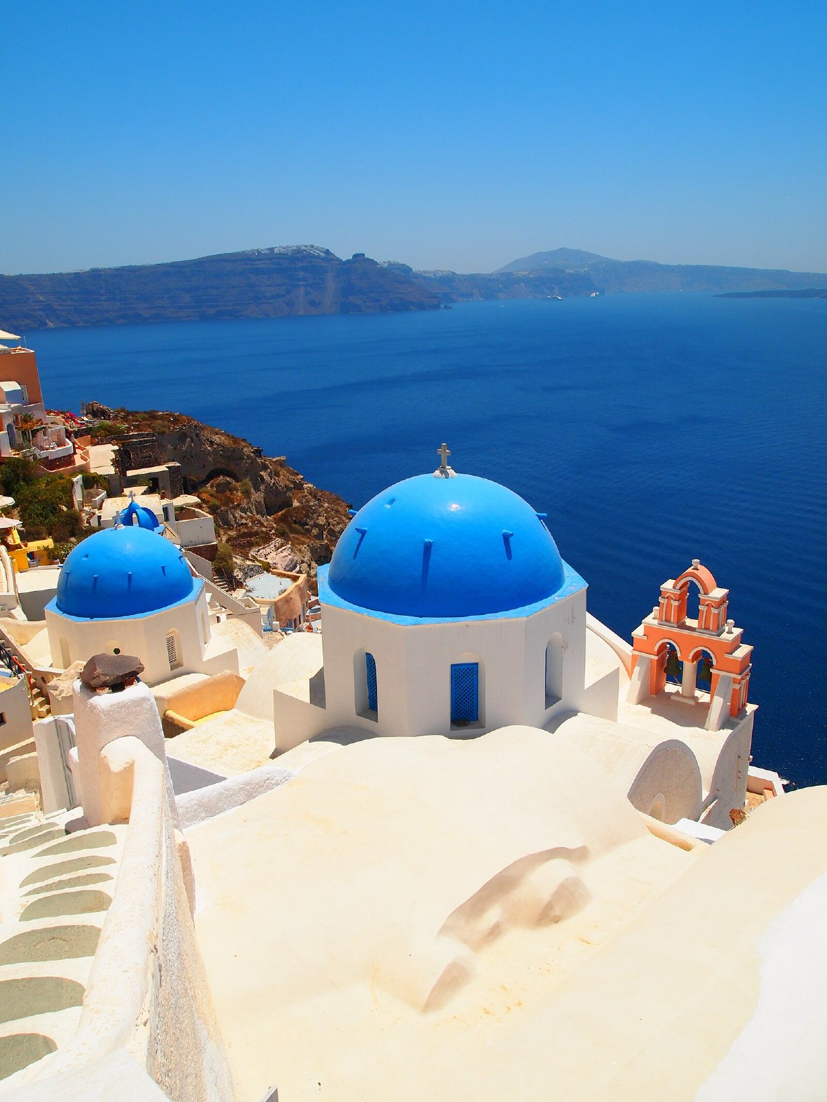 サントリーニ島の象徴的な青いドームと白い建物
