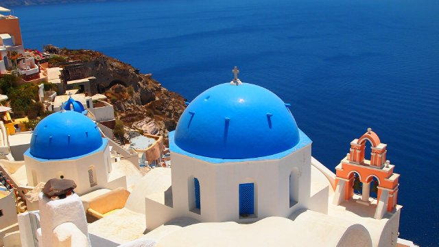 サントリーニ島の象徴的な青いドームと白い建物