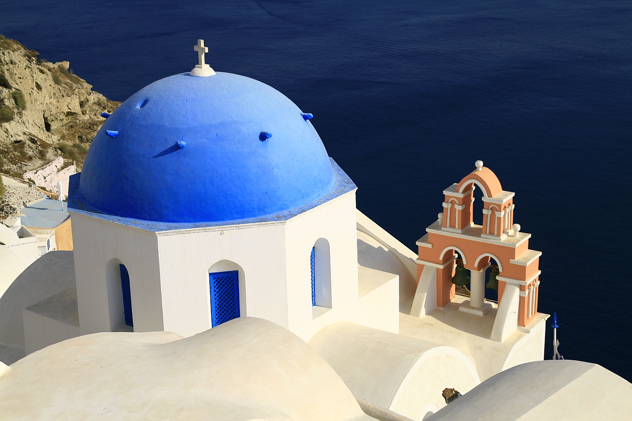 夏のサントリーニ島の青い空と海